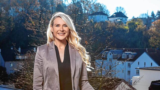 Jenniefer Schmucker berichtet im Kreistag über den „Arbeitsmarkt im Wandel“, der auch Chancen bietet. Foto: Foto Santos