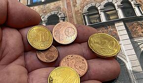(Symbolbild) Im Konstanzer Rathaus verschärft sich der Sparzwang: 2025 werden wohl sieben Millionen Euro weniger aus der Gewerbesteuer ...