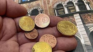 (Symbolbild) Im Konstanzer Rathaus verschärft sich der Sparzwang: 2025 werden wohl sieben Millionen Euro weniger aus der Gewerbesteuer ...