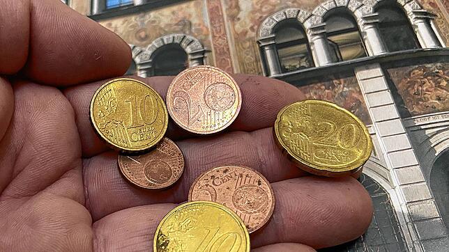 (Symbolbild) Im Konstanzer Rathaus verschärft sich der Sparzwang: 2025 werden wohl sieben Millionen Euro weniger aus der Gewerbesteuer ...