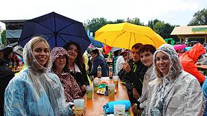 Für Fans der Kastelruther Spatzen spielt das Wetter keine Rolle.