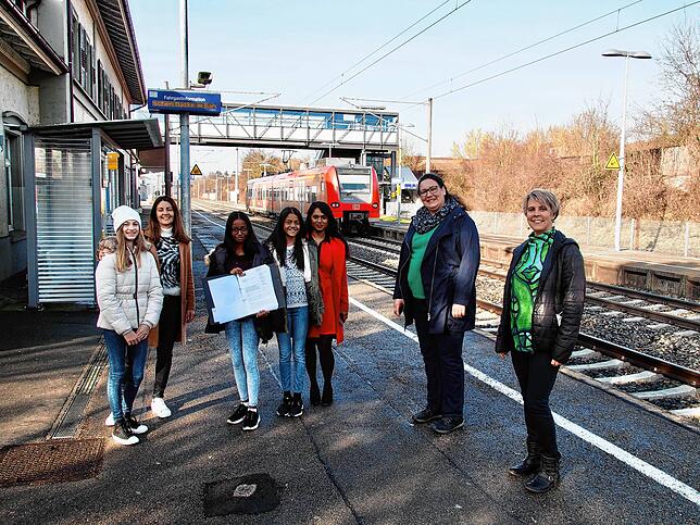Über 1000 Unterschriften haben vier Gottmadinger Mütter gesammelt, um auf die Probleme im Schülerverkehr auf der Strecke ...