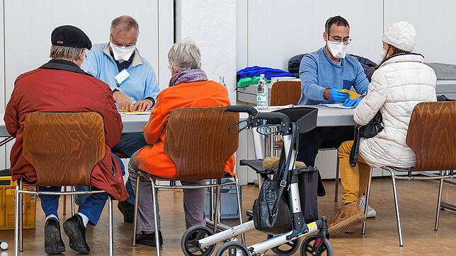 Zwei Mediziner klären Impfwillige über mögliche Nebenwirkungen auf. Die große Mehrzahl der Mooser wollte sich auf eigenen Wunsch mit dem ...