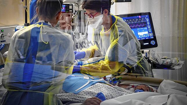Medizinisches Personal behandelt einen Corona-Patienten auf der Intensivstation eines Krankenhauses in Neuchatel im Dezember. Die Zahl ...