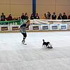 Karin Baumann aus Bern und Chihuahua-Hündin Kira zeigen ihren &bdquo;Dogdance&ldquo;.