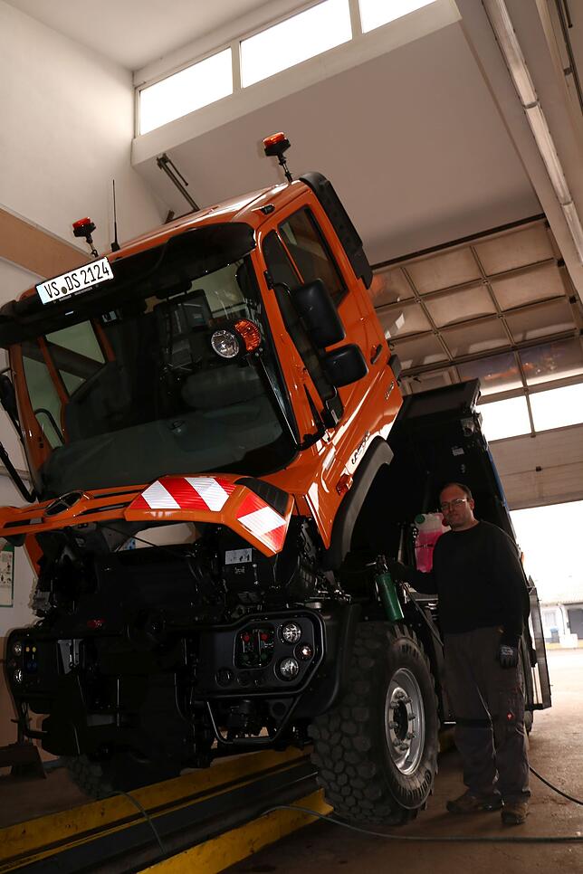 Vor dem ersten Einsatz wird der neue Winterdienst-Unimog mit einer schützenden Öl- und Wachsschicht gegen Salzschäden versehen. Tobias ...