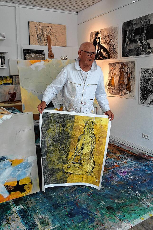 Gerhard Reinhold und eine seiner meist abstrakten Arbeiten. Mit Materialien wie Pappe oder Zement schafft er eine weitere Dimension.