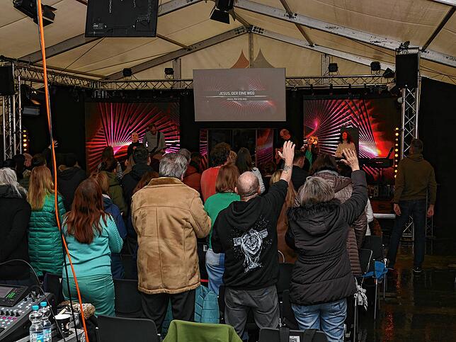 Bei der Celebration der ICF Singen wird gemeinsam gesungen, getanzt und gebetet.