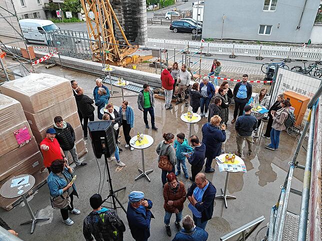 Insgesamt kamen rund 70 interessierte Bürger zur Besichtigung der drei Neubauten auf dem Kroneareal in Anselfingen.