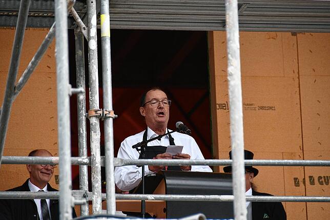 Poppele-Zunftmeister Stephan Glunk besingt die Freude über die neue Scheffelhalle – ohne Gitarre.