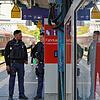 (Symbolbild) Zwei Bundespolizisten beim Einsatz am Bahnhof Konstanz: In der Grenzstadt werden regelmäßig Reisende kontrolliert. Immer ...