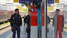 (Symbolbild) Zwei Bundespolizisten beim Einsatz am Bahnhof Konstanz: In der Grenzstadt werden regelmäßig Reisende kontrolliert. Immer ...