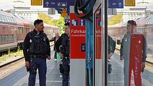 (Symbolbild) Zwei Bundespolizisten beim Einsatz am Bahnhof Konstanz: In der Grenzstadt werden regelmäßig Reisende kontrolliert. Immer ...