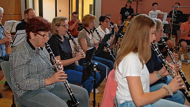 Hier proben die Musiker des Musikvereins Degerfelden für das Jubiläumskonzert „Playlist 100“ am Freitag, 11. Juli, um 20.30 Uhr. Foto: ...