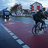 Viel Verkehr an der Kreuzung Flugplatzstraße: Der Radler bekommt hier keine Info, dass der Veloring über die Aistegstraße geradeaus ...