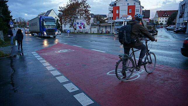 Viel Verkehr an der Kreuzung Flugplatzstraße: Der Radler bekommt hier keine Info, dass der Veloring über die Aistegstraße geradeaus ...