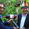 Cem Özdemir bei der Weinübergabe an Narrenrichter Jürgen Koterzyna im Ochsengarten. Özdemir brachte insgesamt 180 Flaschen Straf-Wein ...