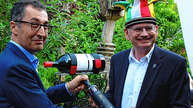 Cem Özdemir bei der Weinübergabe an Narrenrichter Jürgen Koterzyna im Ochsengarten. Özdemir brachte insgesamt 180 Flaschen Straf-Wein ...