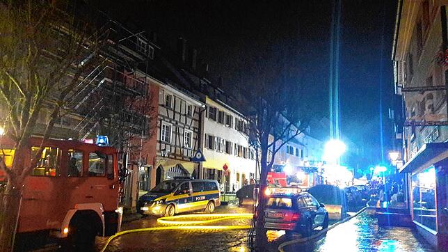 Eine Szene von dem Feuerwehreinsatz in der Engener Altstadt am späten Abend des Heiligabend. Die Einsatzkräfte konnten Schlimmeres ...