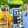 Philipp Girschmann (links) und Robert Nousch sind für die Arbeit ausnahmsweise in Überlingen. Sie können ihre Parkgebühren zwar ...