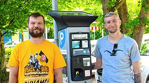 Philipp Girschmann (links) und Robert Nousch sind für die Arbeit ausnahmsweise in Überlingen. Sie können ihre Parkgebühren zwar ...