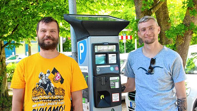 Philipp Girschmann (links) und Robert Nousch sind für die Arbeit ausnahmsweise in Überlingen. Sie können ihre Parkgebühren zwar ...