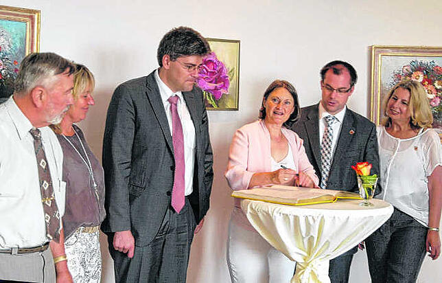 2015 bei ihrem Besuch in Laufenburg hielt es Regierungspräsidentin Bärbel Schäfer (dritte von rechts) für möglich, dass bis in drei ...