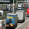 Die Lastwagenstaus vor den Autobahngrenzübergängen behindern, wie hier auf der A5 in Weil am Rhein, aus Sicht der Polizei zwar den ...