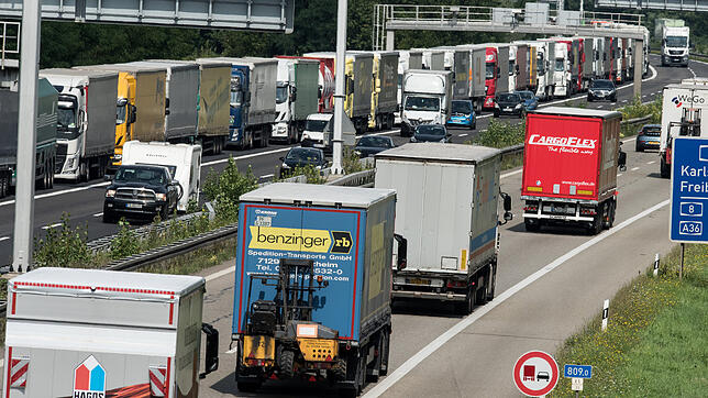 Die Lastwagenstaus vor den Autobahngrenzübergängen behindern, wie hier auf der A5 in Weil am Rhein, aus Sicht der Polizei zwar den ...