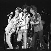 Mick Jagger (von links), Ron Wood und Keith Richards 1980 während des Konzertes in der Festhalle Frankfurt.