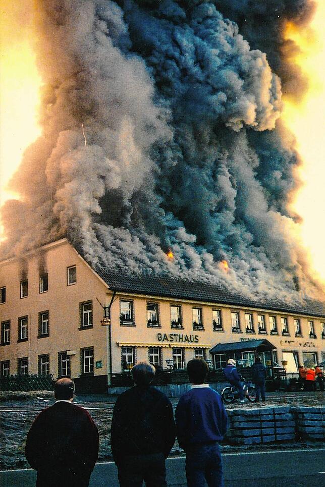 Peterzeller Bürger stehen 1989 fassungslos vor der „Krone“. Die schwarze Rauchsäule steigt senkrecht empor und ist ...
