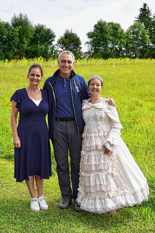 Groß war die Freude über den Besuch von Erzbischof Georg Gänswein im Vereinsheim. Er informierte sich über die Theaterarbeit. Als ...