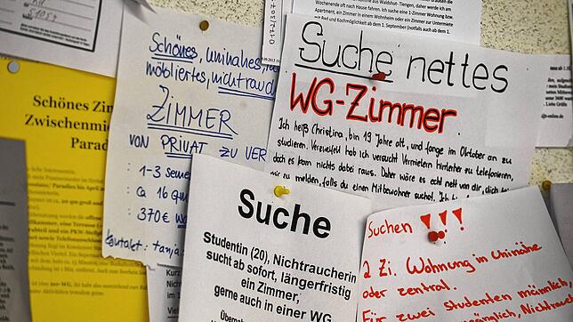 (Symbolbild) Wohnungsgesuche am Schwarzen Brett der Uni Konstanz.
