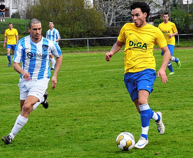Lang ist es her: Der damals 23-jährige Dennis Heil (rechts) im mit 0:2 verlorenen Spiel des SV Herten gegen den SV Weil II. Am Ende der ...