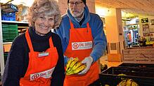 Sonja Köhler und Jürgen Kroeker sind viel früher fertig mit dem Sortieren des gespendeten Obsts &ndash; weil sehr viel weniger aus den ...