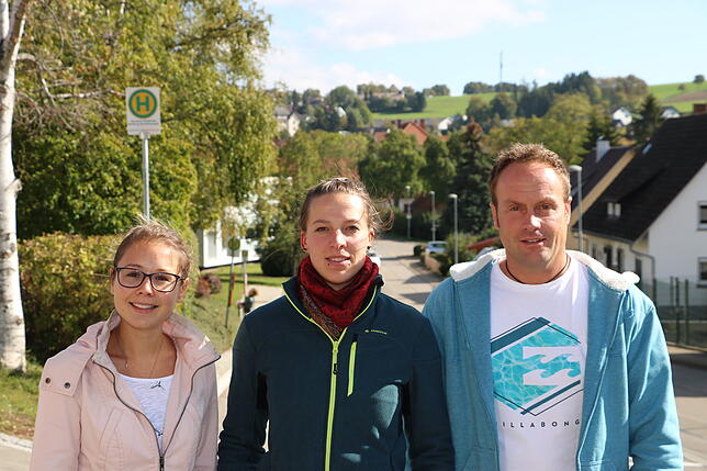 Schulsozialarbeiterin Lisa Thoma (links) organisiert gemeinsam mit Jenny Isele und Marcel Otto aus dem Lehrerkollegium Ausbildung, ...