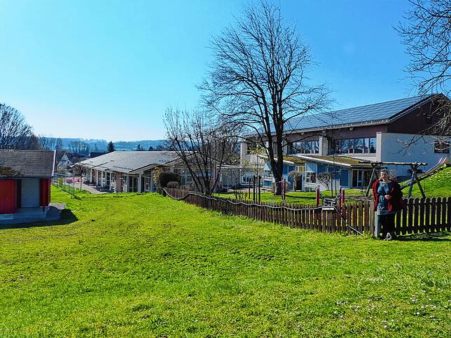 Harmonisch fügt sich der Erweiterungsbau an den bestehenden ebenerdigen Kindergarten an. Links davon steht das bereits versetzte ...