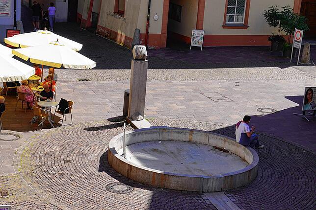 Die Ansicht von oben: Die Skulptur bringt kein Wasser, das Becken ist trocken.