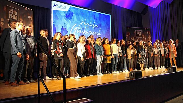 Rund 70 angehende Studenten stehen bei der feierlichen Immatrikulation für die neue Fachhochschule des Mittelstandes (FHM) in der ...