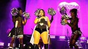 Mit großer Show und reichlich Power hat Nelly Furtado beim Festival Stars in Town ihr Publikum begeistert.