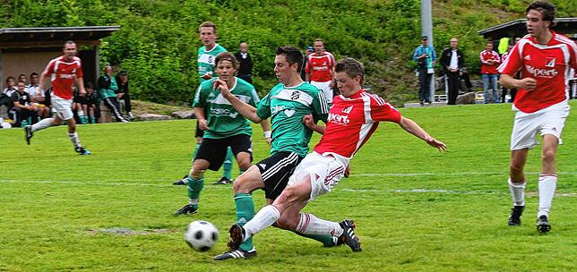 Führungstreffer: Florian Boll (rotes Trikot) trifft im Relegations-Hinspiel zum 1:0 für den FC RW Weilheim gegen die Spvgg. Untermünstertal.