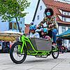 Afaoui Imed probiert auf dem Schwenninger Marktplatz verschiedene E-Lastenräder aus. Seine Kinder Amir und Sami sind begeistert.