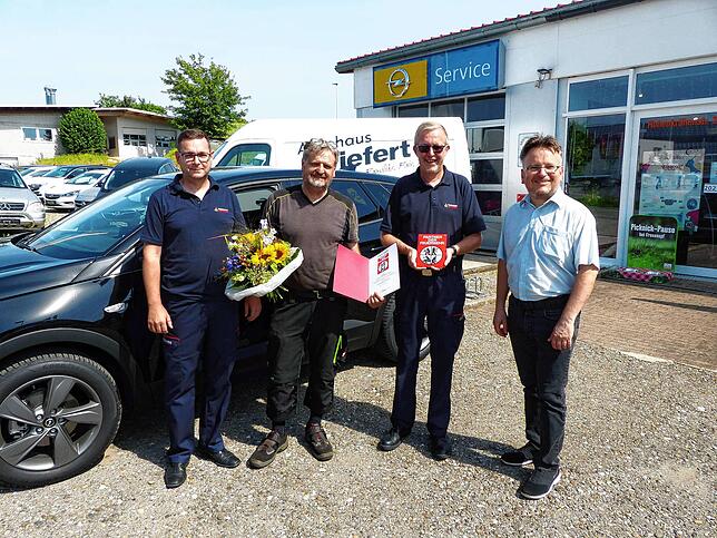 Auszeichnung macht Freude: Mit dem Prädikat „Partner der Feuerwehr“ wurde kürzlich zum Beispiel das Autohaus 1a Autoservice ...