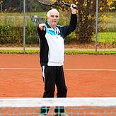 Rainer Kohler spielt aufgrund gesundheitlicher Einschränkungen schon seit ein paar Jahren nicht mehr aktiv Tennis. Für das Bild schlug ...