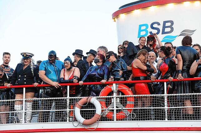Bild 14: Wenn das Sadomaso-Schiff in Konstanz anlegt, zeigen die Gäste ihre Outfits