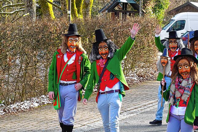Bild 19: Bilderstory: Umzug und Narrenbaumstellen in Rickenbach begeistern die Zuschauer