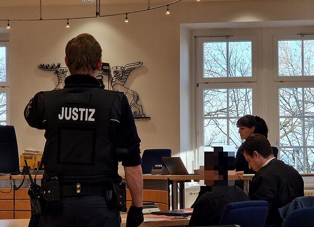 Der junge Mann sollte im März 2024 durch Spezialkräfte der Polizei festgenommen werden. Dabei stach er zwei Mal auf einen Polizisten ...