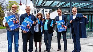 Caritas-Chef Michael Stöffelmaier, Oberbürgermeister Jürgen Roth, Natalie Degler und Beatrix Dammert von der Caritas, ...