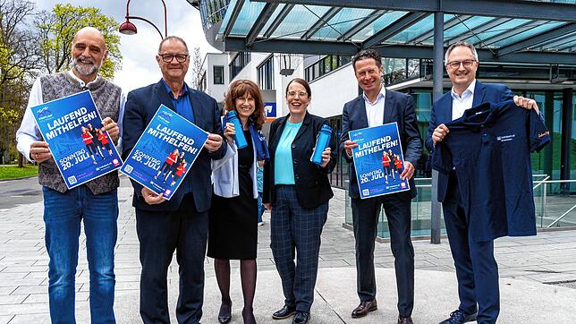 Caritas-Chef Michael Stöffelmaier, Oberbürgermeister Jürgen Roth, Natalie Degler und Beatrix Dammert von der Caritas, ...