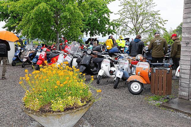 Bild 22: Vespa-Treffen am Bodensee: Am Kreuzlinger Hafen kommen drei Nationen zusammen